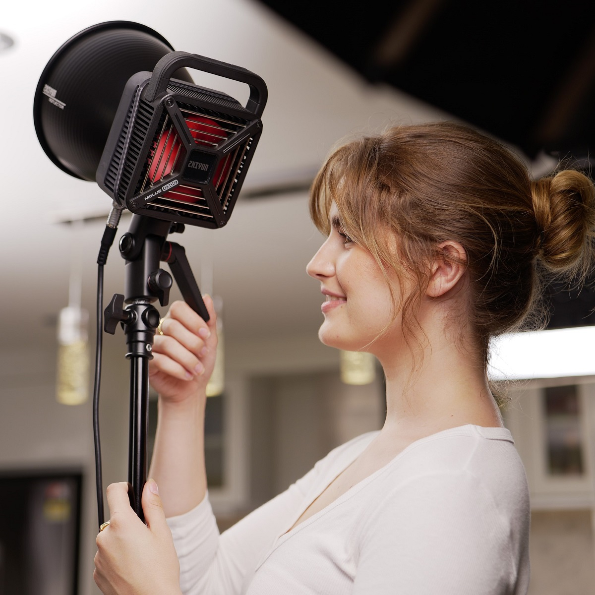 Introducing Molus G300, a Stylish New 300W COB Light from Zhiyun