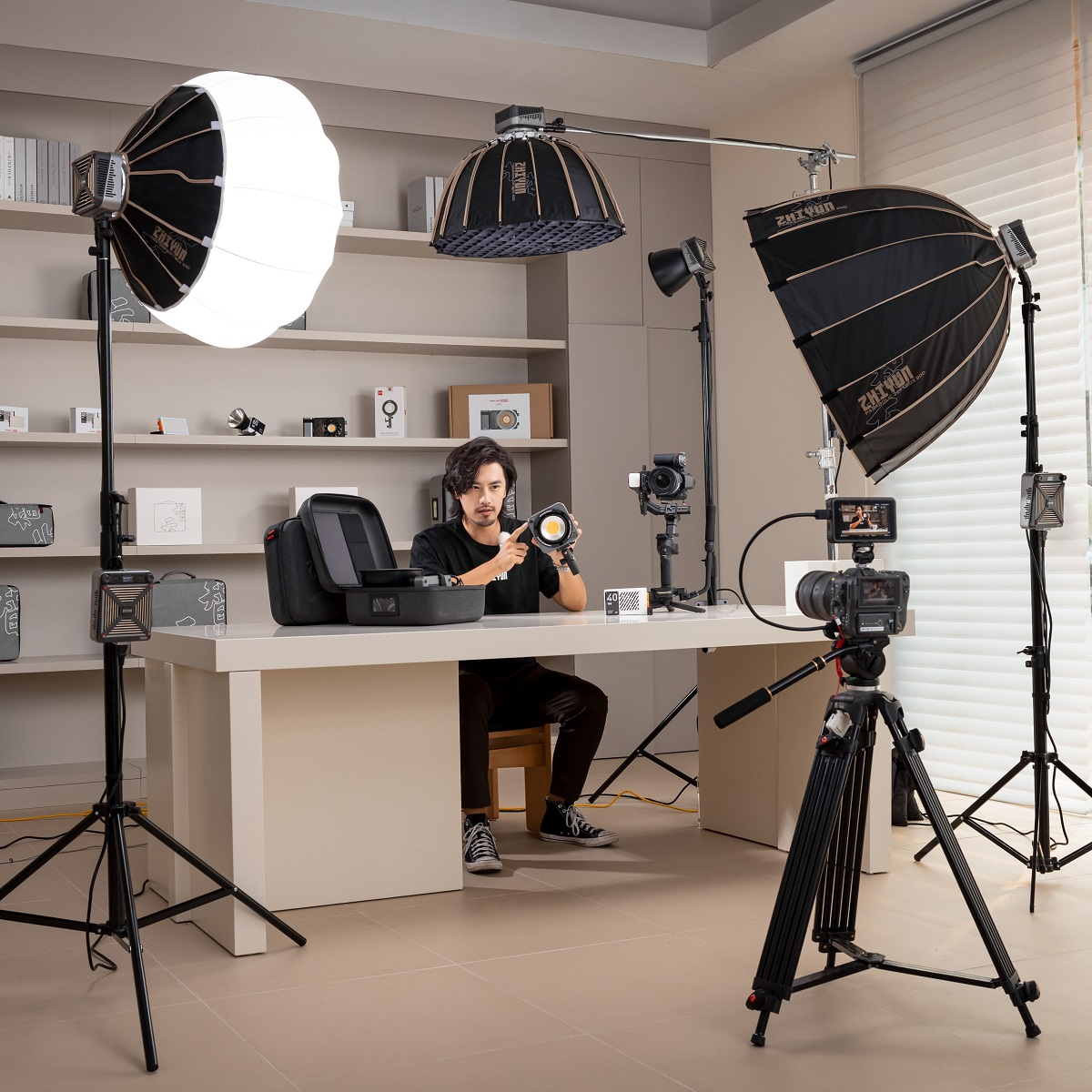 Zhiyun Molus G200: a Powerful Palm-sized Professional 200W COB Video Light